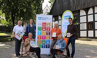 Mario Hecker (B&uuml;rgermeister) (von links), Corinna Will, Henrike Sieker (beide von der Gemeindeverwaltung), Petra Jaster (K&uuml;nstlerin), Ute Seidemann (Leitung Stab Sektorkopplung) und Julius Rahlmeyer (Stab Sektorkopplung) stellen das Programm der vierten Kalletaler Nachhaltigkeitswochen vor. - Chiara Wibbeke