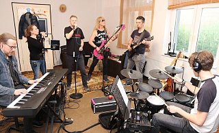Für ihr Konzert in Oerlinghausen haben sich Keyboarder Jörg Zante (v. l.), Kathi Barkowsky, Lars Hartmann, Bassist „Krücky“, Gitarrist Marcus Gieseking und Drummer Yannick Tigges gut vorbereitet. - Knut Dinter