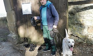 Ärgert und ekelt sich: Peter Deppe, Hausmeister im Schloss Barntrup, findet jede Woche rund zehn im Schlosspark und in der Hecke zum Schloss entsorgte Beutel mit Hundekot. Dabei ist der nächste Papierkorb direkt um die Ecke. - Sylvia Frevert(LZ) Ärgert und ekelt sich: Peter Deppe, Hausmeister im Schloss Barntrup, findet jede Woche rund zehn im Schlosspark und in der Hecke zum Schloss entsorgte Beutel mit Hundekot. Dabei ist der nächste Papierkorb direkt um die Ecke. - Sylvia Frevert(LZ)