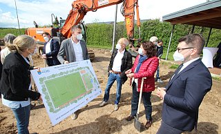 Beim ersten Spatenstich für den Kunstrasenplatz in Langenholzhausen gruppieren sich (von links) Ute Seidemann (Gemeinde Kalletal), Jonas Heidbreder (Planungsbüro Pätzold und Snowadsky), Friedhelm Böger (Kreissportbund) sowie die Bundestagsabgeordneten Kerstin Vieregge (CDU) und Christian Sauter (FDP) um einen Plan des Areals. - Jens Rademacher