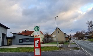 Nachdem das Wöbbeler Feuerwehrgerätehaus fertiggestellt ist, wird die Bushaltestelle hier weichen müssen. - Marianne Schwarzer