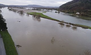 Ein Eindruck von der aktuellen Hochwassersituation an der Weser. - Verbund Volksbank OWL