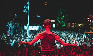 Bukahara spielt 2019 auf der Sommerbühne. Finden Open-Air-Konzerte bald am Kaiser-Wilhelm-Platz statt? - Malte Oing Bukahara spielt 2019 auf der Sommerbühne. Finden Open-Air-Konzerte bald am Kaiser-Wilhelm-Platz statt? - Malte Oing