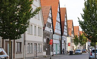 Die roten Dächer in der Lügder Kernstadt. Sie prägen das Stadtbild. Lange Zeit war es nicht erlaubt, die Dächer mit Photovoltaikmodulen zu bestücken. Jetzt sollen bis zu 40 Prozent des Daches mit den klimafreundlichen Paneelen bedeckt werden dürfen. - Philipp Kersten Die roten Dächer in der Lügder Kernstadt. Sie prägen das Stadtbild. Lange Zeit war es nicht erlaubt, die Dächer mit Photovoltaikmodulen zu bestücken. Jetzt sollen bis zu 40 Prozent des Daches mit den klimafreundlichen Paneelen bedeckt werden dürfen. - Philipp Kersten
