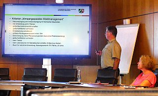 Lügdes Forstbetriebsbeamter Dietmar Blum referierte über das „Klimaangepasste Waldmanagement“. - Rudi Rudolph Lügdes Forstbetriebsbeamter Dietmar Blum referierte über das „Klimaangepasste Waldmanagement“. - Rudi Rudolph