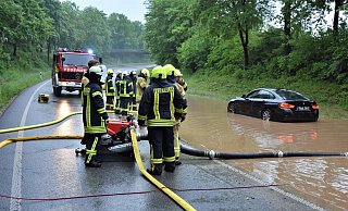 Auf dem Detmolder Nordring ist ein Autofahrer von Wassermassen eingeschlossen. - Jörn Fries