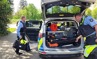 Polizeikommissar Moritz Knetter (links) und Polizeihauptkommissar Oliver Drees bereiten sich vor – gleich geht es in Lage auf Streife. - Astrid Sewing