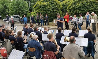 Frühschoppen zu Himmelfahrt: Das Lipperland-Orchester unter der Leitung von Peter Werpup hatte in diesem Jahr erstmals seit zwei Jahren wieder zum traditionellen Open Air-Konzert eingeladen. - Sylvia Frevert
