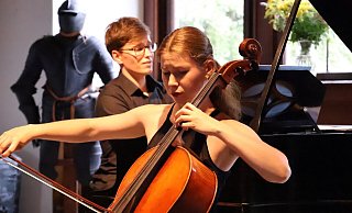 Duo BeKars: Beim Konzert in Barntrup spürt das Publikum die innige Vertrautheit der beiden Musiker Beatrise Silvija Blauberga und Kārlis Gunārs Tirzītis. - Friedrich Wilhelm Rödding Duo BeKars: Beim Konzert in Barntrup spürt das Publikum die innige Vertrautheit der beiden Musiker Beatrise Silvija Blauberga und Kārlis Gunārs Tirzītis. - Friedrich Wilhelm Rödding