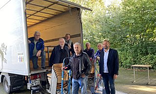 Mehrere hundert Stühle und Tische finden eine neue Bestimmung: Bernd Hendig, Schulleiter der Karla-Raveh-Gesamtschule (rechts) freut sich mit Friedhold Stock, Jürgen Wattenberg, Hubertus Sprick, Herbert Büsching, Georg Nork und Horst Jüngling (von links), dass die Möbel in Litauen wieder zum Einsatz kommen. - Kreis Lippe