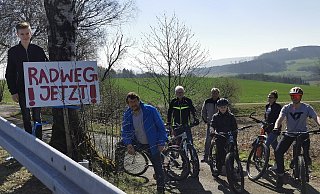 Ortstermin mit der LZ: die Anwohner von Hagen (von links) Phil Melzer, Manfred Schönbeck, Herbert Stammeier aus Barntrup, Thorsten Nolte, Emil Vossmeier, Lydia Blümel-Nolte und Tjark Oskar Nolte wünschen sich einen Radweg entlang der L 947. - Sylvia Frevert