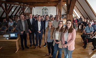 Bei der Leader-Auftaktveranstaltung im Bürgersaal: (von links): Konstantin Plümer (Bezirksregierung Detmold), Jörg Bierwirth (Bürgermeister Schieder-Schwalenberg), Torben Blome (Bürgermeister Lügde), Tim Sölter (Allgemeiner Vertreter des Bürgermeisters Horn-Bad Meinberg), Susanne Weishaupt (Regionalmanagerin 3L in Lippe), Christoph Dolle (Bürgermeister Blomberg), Saskia Jäger und Benita Henning (beide Regionalmanagerinnen Lippischer Südosten). - Stadt Horn-Bad Meinberg
