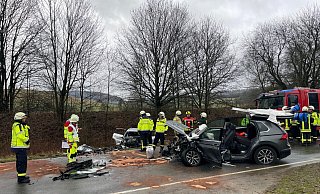 Die beiden VW Tiguan prallten frontal ineinander, jetzt sucht die Polizei Zeugen des Unfalls. - Freitag TV