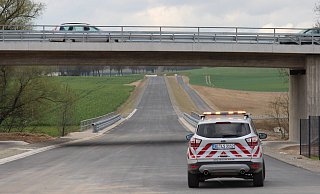 Der Bau der Barntruper Umgehungsstraße ist im Zeitplan. Nach Angaben von Tobias Fischer, Abteilungsleiter Bau beim Landesbetrieb Straßenbau in Bielefeld, und Projektleiter Dietmar Stölting wird die B 66 neu aller Voraussicht nach im Herbst 2023 fertig. Das südlichste Stück - zwischen der alten B 66 (Lemgoer Straße) und der L 758 (Detmolder Straße, im Bild) soll schon zu den Sommerferien 2023 freigegeben werden. - Jens Rademacher Der Bau der Barntruper Umgehungsstraße ist im Zeitplan. Nach Angaben von Tobias Fischer, Abteilungsleiter Bau beim Landesbetrieb Straßenbau in Bielefeld, und Projektleiter Dietmar Stölting wird die B 66 neu aller Voraussicht nach im Herbst 2023 fertig. Das südlichste Stück - zwischen der alten B 66 (Lemgoer Straße) und der L 758 (Detmolder Straße, im Bild) soll schon zu den Sommerferien 2023 freigegeben werden. - Jens Rademacher