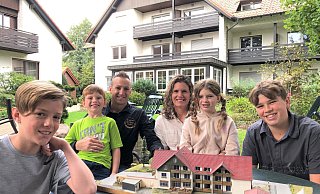 Die Gastronomie-Familie Willoughby im Biergarten von "The Resting Place", dem ehemaligen Hotel-Restaurant "Im Borke". Auf dem Tisch steht ein älteres Modell des Hotelgebäudes (im Hintergrund). Auf das Treffen mit möglichst vielen Gästen in Kirchheide freuen sich (von links) Caleb (13 Jahre alt), Elijah (7), Papa Paul (43), Mama Jeannie (39), Elizabeth (9) und Samuel (15). - Thomas Reineke Die Gastronomie-Familie Willoughby im Biergarten von "The Resting Place", dem ehemaligen Hotel-Restaurant "Im Borke". Auf dem Tisch steht ein älteres Modell des Hotelgebäudes (im Hintergrund). Auf das Treffen mit möglichst vielen Gästen in Kirchheide freuen sich (von links) Caleb (13 Jahre alt), Elijah (7), Papa Paul (43), Mama Jeannie (39), Elizabeth (9) und Samuel (15). - Thomas Reineke