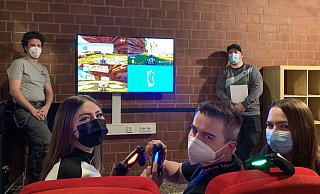 Die „Spiele-Tester“ (von links) Eike Jörn Gerlach, Angelina Callari, Marc Rüprich, Arne Großmann und Michelle Erlat machen es sich auf den Kinosesseln gemütlich. - Laurenz Tegethoff Die „Spiele-Tester“ (von links) Eike Jörn Gerlach, Angelina Callari, Marc Rüprich, Arne Großmann und Michelle Erlat machen es sich auf den Kinosesseln gemütlich. - Laurenz Tegethoff