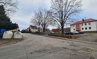 Vorm alten Rathaus (rechts) oder an der Stelle, wo derzeit die Glas- und Altkleider-Container stehen, könnte nach Ansicht des Ortsausschusses Brake eine sogenannte "Kiss&Ride"-Haltestelle für Eltern eingerichtet werden, die ihre Kinder zur Schule bringen möchten. - Nadine Uphoff Vorm alten Rathaus (rechts) oder an der Stelle, wo derzeit die Glas- und Altkleider-Container stehen, könnte nach Ansicht des Ortsausschusses Brake eine sogenannte "Kiss&Ride"-Haltestelle für Eltern eingerichtet werden, die ihre Kinder zur Schule bringen möchten. - Nadine Uphoff