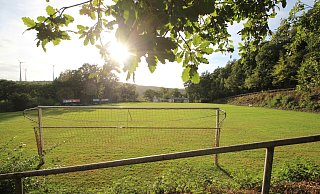 Die Sonne scheint auf den Heidelbecker Sportplatz. Der Platz ist ein Kandidat für den Abschluss eines Nutzungsvertrags zwischen Gemeinde und Verein. In Kalletal sollen sich Sportvereine wahrscheinlich stärker um die Unterhaltung der Plätze kümmern. - Jens Rademacher Die Sonne scheint auf den Heidelbecker Sportplatz. Der Platz ist ein Kandidat für den Abschluss eines Nutzungsvertrags zwischen Gemeinde und Verein. In Kalletal sollen sich Sportvereine wahrscheinlich stärker um die Unterhaltung der Plätze kümmern. - Jens Rademacher