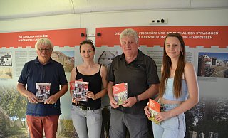 Ausstellungskurator Jürgen Scheffler (links), vom Verein Marketing Extertal Julia Stein (Geschäftsführerin), Hans Böhm (ehemaliger 1. Vorsitzender) und Martha Johannsmeier (Organisatorin). - Madlena Gerschner