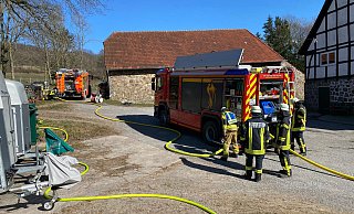 Glücklicherweise hat das Feuer nicht auf den Pferdestall übergegriffen. Die Feuerwehr Dörentrup hatte die Flammen schnell unter Kontrolle. - Feuerwehr Dörentrup Glücklicherweise hat das Feuer nicht auf den Pferdestall übergegriffen. Die Feuerwehr Dörentrup hatte die Flammen schnell unter Kontrolle. - Feuerwehr Dörentrup