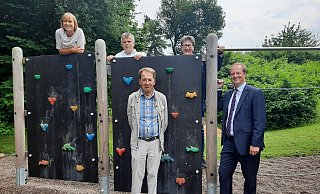 Renate Eickmeier, Leiterin des Kinderdorfs „Lipperland" begutachtet die Kletterwand mit den Förderern. (v.l.n.r. Stefan Tönebön, Präsident des Lions Club Blomberg, Arnold Heistermann vom Lions Club, Dr. A. Heinrike Heil, Vorsitzende der Dr. Karl Fischer-Stiftung und Jörg Lohmann, stellvertretender Vorsitzender der Stiftung). - Lippeimpuls/Dr. Karl Fischer-Stiftung Renate Eickmeier, Leiterin des Kinderdorfs „Lipperland" begutachtet die Kletterwand mit den Förderern. (v.l.n.r. Stefan Tönebön, Präsident des Lions Club Blomberg, Arnold Heistermann vom Lions Club, Dr. A. Heinrike Heil, Vorsitzende der Dr. Karl Fischer-Stiftung und Jörg Lohmann, stellvertretender Vorsitzender der Stiftung). - Lippeimpuls/Dr. Karl Fischer-Stiftung