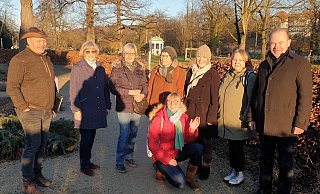 (von links) Jörg Grießmann (Stadt), Renate Böttger, Monika Carstensen Rosin, Waltraud Roland, Christine Kositza, Christel Lipp, Jennifer Howard (alle Kneipp-Verein) und Bernd Zimmermann (Stadt). - Kneipp-Verein