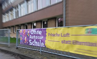 Elterntaxen stellen auch die Grundschule am Schloss vor Probleme. Die CDU fordert ein Verkehrskonzept für die Straßen rund um die Schule. - Katrin Kantelberg Elterntaxen stellen auch die Grundschule am Schloss vor Probleme. Die CDU fordert ein Verkehrskonzept für die Straßen rund um die Schule. - Katrin Kantelberg