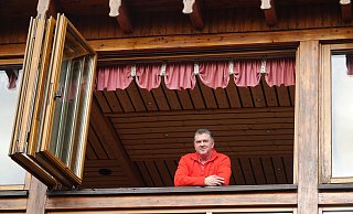 Thomas Wächter hat in Haus Breiding bei geöffnetem Fenster auch einen Blick in die Weite des Extertals zu bieten. - Axel Bürger Thomas Wächter hat in Haus Breiding bei geöffnetem Fenster auch einen Blick in die Weite des Extertals zu bieten. - Axel Bürger