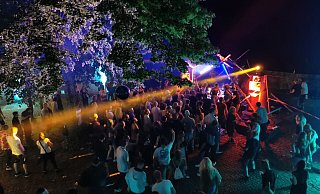 Feiern bis zum Morgengrauen: Das Festival "Burgbeben" mit 400 Besuchern ließ die altehrwürdige Burg Sternberg im wahrsten Wortsinn beben. - Sylvia Frevert Feiern bis zum Morgengrauen: Das Festival "Burgbeben" mit 400 Besuchern ließ die altehrwürdige Burg Sternberg im wahrsten Wortsinn beben. - Sylvia Frevert