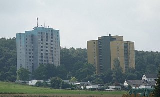 Die zwei Hochhäuser sind gewissermaßen die Wahrzeichen des Biesterbergs. Die Verwaltung von vielen Wohnungen im Stadtteil durch große Immobiliengesellschaften macht immer wieder Probleme. - Axel Bürger