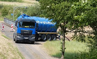 Um die Staubbelastung auf der Logistikzentrum-Baustelle im Industriepark bei Belle zu senken, darf Amazon Wasser direkt hinter der Schiedersee-Staumauer aus der Emmer entnehmen. - Wolfram Fiedler Um die Staubbelastung auf der Logistikzentrum-Baustelle im Industriepark bei Belle zu senken, darf Amazon Wasser direkt hinter der Schiedersee-Staumauer aus der Emmer entnehmen. - Wolfram Fiedler
