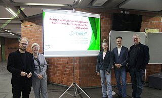 Im Foyer des Grabbe-Gymnasiums werden Statements ehemaliger Schüler projiziert, wie gut ihre Schule sie auf das Leben vorbereitet hat. Was dazu im 21. Jahrhundert nötig ist, wollen (von links) Referent Jöran Muuß-Merholz, Rektorin Daniela Faude, ihre Stellvertreterin Anja Vothknecht sowie die Lehrer Claus Hilbing und Florian Wessel mit Eltern und Schülern herausfinden. - Dieter Asbrock Im Foyer des Grabbe-Gymnasiums werden Statements ehemaliger Schüler projiziert, wie gut ihre Schule sie auf das Leben vorbereitet hat. Was dazu im 21. Jahrhundert nötig ist, wollen (von links) Referent Jöran Muuß-Merholz, Rektorin Daniela Faude, ihre Stellvertreterin Anja Vothknecht sowie die Lehrer Claus Hilbing und Florian Wessel mit Eltern und Schülern herausfinden. - Dieter Asbrock