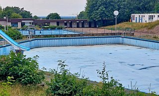 Das Freibad ist leer, das Wasser ist abgelassen. Der Sanierungsfall "Freibad" wird jetzt von den Stadtwerken, die auch für die Bäder zuständig sind, angegangen. - Gunter Held