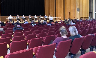 Der Rat, der in der Konzerthalle tagte, stimmte für den Neubau einer fünfzügigen Grundschule. - Sven Kienscherf Der Rat, der in der Konzerthalle tagte, stimmte für den Neubau einer fünfzügigen Grundschule. - Sven Kienscherf