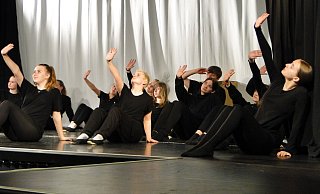 „Wie können wir uns vor Unheil und Gewalt schützen?“, fragen die Tänzerinnen in ihrer Performance und versuchen das Böse mit entschiedenen Gesten abzuwehren. - Hajo Gärtner