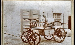 Eine Feuerspritze aus den 1880er Jahren. - Repro: Horst Biere / Quelle: Stadtarchiv Eine Feuerspritze aus den 1880er Jahren. - Repro: Horst Biere / Quelle: Stadtarchiv