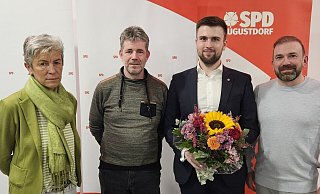 Der SPD Vorstand freut sich über den Bürgermeisterkandidaten: (von links) Beate Pflug (stellvertretende Vorsitzende), Daniel Klöpper (Beisitzer), Mats Uffe Schubert (Bürgermeisterkandidat) und Timo Freiberger (Vorsitzender). - SPD Augustdorf Der SPD Vorstand freut sich über den Bürgermeisterkandidaten: (von links) Beate Pflug (stellvertretende Vorsitzende), Daniel Klöpper (Beisitzer), Mats Uffe Schubert (Bürgermeisterkandidat) und Timo Freiberger (Vorsitzender). - SPD Augustdorf