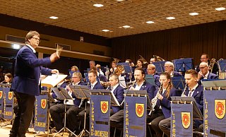 Neujahrskonzert. Das Lipperland-Orchester begeistert unter der Leitung von Peter Werpup mit einem breit gefächerten Repertoire. - Thomas Krügler
