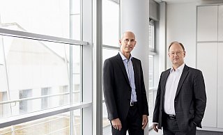 Dr. Claus Bischoff (links) tritt die Nachfolge von Frank Maier als "Chief Technology Officer" der Lenze-Gruppe an. - Lenze Dr. Claus Bischoff (links) tritt die Nachfolge von Frank Maier als "Chief Technology Officer" der Lenze-Gruppe an. - Lenze