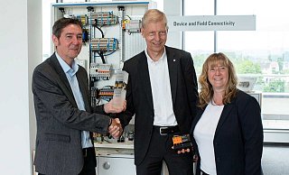 Jürgen Wirtz, Chefredakteur der Fachzeitschrift Schaltschrankbau, übergibt den Schaltschrankbau Innovation Award an Thomas Peter, Leiter der Business Unit Digital Signaling & Protection bei Weidmüller, und Silke Lödige, Produktmanagerin Überspannungsschutz bei Weidmüller (von links). - Bildrechte: Weidmüller