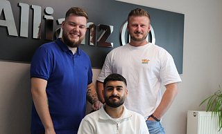 Dominik Fluri (links) und Kamil Gorny (rechts) sind froh, den erfolgreichen „Überflieger“ Diyar Gündüz nach der Ausbildung weiter beschäftigen zu können. - Knut Dinter