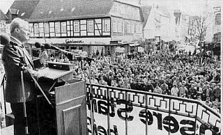 Immer wieder begrüßt der Gewerkschaftsbund prominente Redner zur Hauptkundgebung – der größte Coup gelingt sicherlich 1985. Willy Brandt kommt, Parteivorsitzender der SPD. Brandt kritisiert die Kohl-Regierung und den laufenden Weltwirtschaftsgipfel scharf: Die Herren hätten sich das Fahrgeld sparen können, wenn sie nichts gegen die Arbeitslosigkeit tun (...) und den Zusammenhang von Hochrüstung und Hunger in der Welt nicht deutlich machen. Der Abbau von Arbeitnehmerrechten sei eine Gefahr für die Republik. DGB-Kreisvorsitzender Peter Hennig bezeichnet die Bundesregierung als soziales Abbruchunternehmen. ?Foto: LZ-Archiv/zo - LZ-Archiv/zo Immer wieder begrüßt der Gewerkschaftsbund prominente Redner zur Hauptkundgebung – der größte Coup gelingt sicherlich 1985. Willy Brandt kommt, Parteivorsitzender der SPD. Brandt kritisiert die Kohl-Regierung und den laufenden Weltwirtschaftsgipfel scharf: Die Herren hätten sich das Fahrgeld sparen können, wenn sie nichts gegen die Arbeitslosigkeit tun (...) und den Zusammenhang von Hochrüstung und Hunger in der Welt nicht deutlich machen. Der Abbau von Arbeitnehmerrechten sei eine Gefahr für die Republik. DGB-Kreisvorsitzender Peter Hennig bezeichnet die Bundesregierung als soziales Abbruchunternehmen. ?Foto: LZ-Archiv/zo - LZ-Archiv/zo