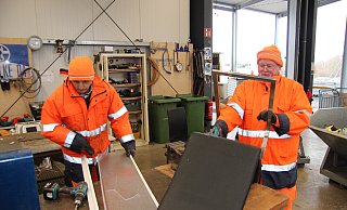 Konstantiyn Shendryk (links) und Aleksander Dihl haben eine Arbeit auf dem Recyclinghof und nehmen hier gerade einen Stuhl auweinander, um die Wertstoffe zu trennen. Hermann Hibbeler hatte die Arbeitgemeinschaft Arbeit mitbegründet. - Archivfoto: Cordula Gröne Konstantiyn Shendryk (links) und Aleksander Dihl haben eine Arbeit auf dem Recyclinghof und nehmen hier gerade einen Stuhl auweinander, um die Wertstoffe zu trennen. Hermann Hibbeler hatte die Arbeitgemeinschaft Arbeit mitbegründet. - Archivfoto: Cordula Gröne