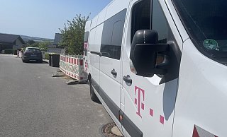 Bei Arbeiten für den Glasfaserausbau in Brakelsiek sind Erdkabel beschädigt worden. Anwohner haben zum Teil seit zwei Wochen kein Internet mehr und sind übers Festnetz nicht erreichbar. Die Techniker der Telekom versuchen, vor Ort die Störung zu beheben. Doch ein Ende ist nicht abzusehen. - Silke Buhrmester