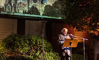 Prof. em. Matitjahu Kellig, Vorsitzender der Jüdischen Gemeinde Herford-Detmold, spricht bei der Gedenkfeier am Platz der 1938 zerstörten Neuen Synagoge in der Lortzingstraße. - Raphael Bartling Prof. em. Matitjahu Kellig, Vorsitzender der Jüdischen Gemeinde Herford-Detmold, spricht bei der Gedenkfeier am Platz der 1938 zerstörten Neuen Synagoge in der Lortzingstraße. - Raphael Bartling
