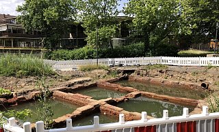 Wären es keine Backsteine in den Mauern, könnte man das Loch zwischem Kurgastzentrum (im Hintergrund) und Konzerthalle für eine archäologische Ausgrabungsstätte halten. - Thomas Reineke Wären es keine Backsteine in den Mauern, könnte man das Loch zwischem Kurgastzentrum (im Hintergrund) und Konzerthalle für eine archäologische Ausgrabungsstätte halten. - Thomas Reineke