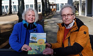 Dorothee Pfeiffer und Klaus Götze haben gemeinsam das Kinderbuch "Karlchen der Löwenzahn und Hupsi die Biene werden Freunde" herausgebracht. - Lorraine Brinkmann Dorothee Pfeiffer und Klaus Götze haben gemeinsam das Kinderbuch "Karlchen der Löwenzahn und Hupsi die Biene werden Freunde" herausgebracht. - Lorraine Brinkmann