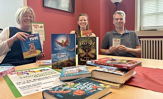 Kinderbuch-Expertin Sabine Deppenmeier vom Buchhaus am Markt, Charlotte Tappmeier vom Literaturbüro OWL und Jörg Hampe, Prokurist und Leiter der Stadthalle (von links) stellen das neue Programm vor. - Malin Karlotta Hensch Kinderbuch-Expertin Sabine Deppenmeier vom Buchhaus am Markt, Charlotte Tappmeier vom Literaturbüro OWL und Jörg Hampe, Prokurist und Leiter der Stadthalle (von links) stellen das neue Programm vor. - Malin Karlotta Hensch