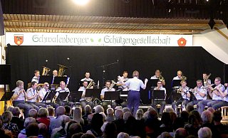 Die Egerländerbesetzung des Heeresmusikkorps Kassel unter der Leitung von Johanna Klett brillierte mit Präzision und Spielfreude. - Rudi Rudolph