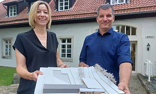 Architektin Miriam Möllenbrok und Freibad-Betreiber Frank Erbs haben im Rathaus die Pläne für die Sanierung des Freibads erläutert. Das Modell zeigt, wie das Freibad hinterher aussehen soll. - Michaela Weiße Architektin Miriam Möllenbrok und Freibad-Betreiber Frank Erbs haben im Rathaus die Pläne für die Sanierung des Freibads erläutert. Das Modell zeigt, wie das Freibad hinterher aussehen soll. - Michaela Weiße